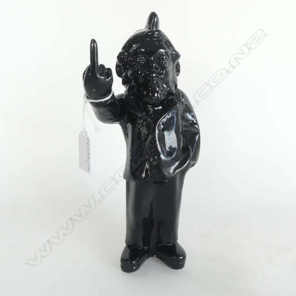 BLACK RESIN GNOME PULLING THE FINGER H.240mm Image 1++
