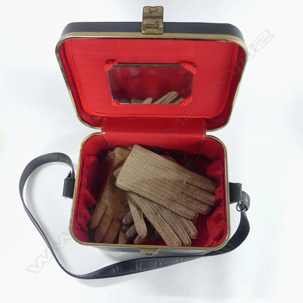 RETRO MAKE UP BAG H200MM & 3 PRS LEATHER GLOVES Image 1++