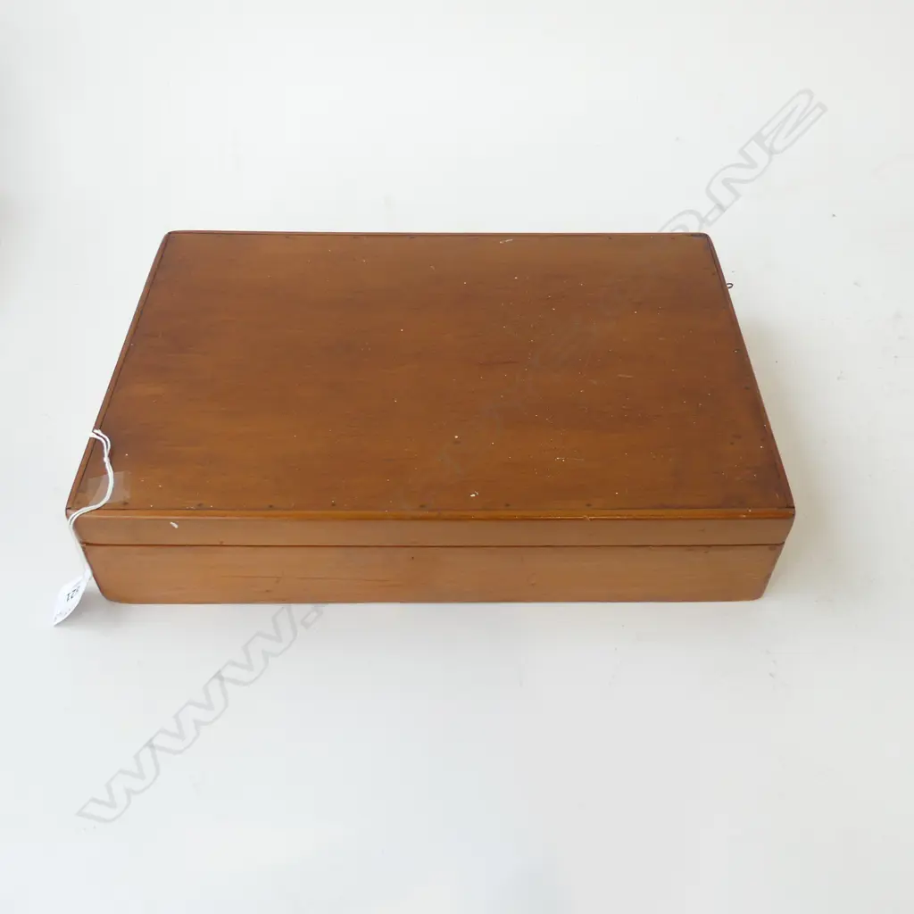VINTAGE KAURI SEWING BOX & CONTENTS Image 1++