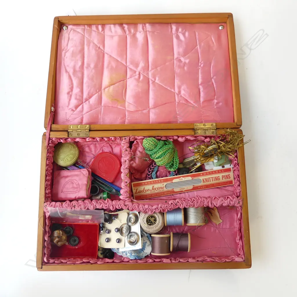VINTAGE KAURI SEWING BOX & CONTENTS Image 1++