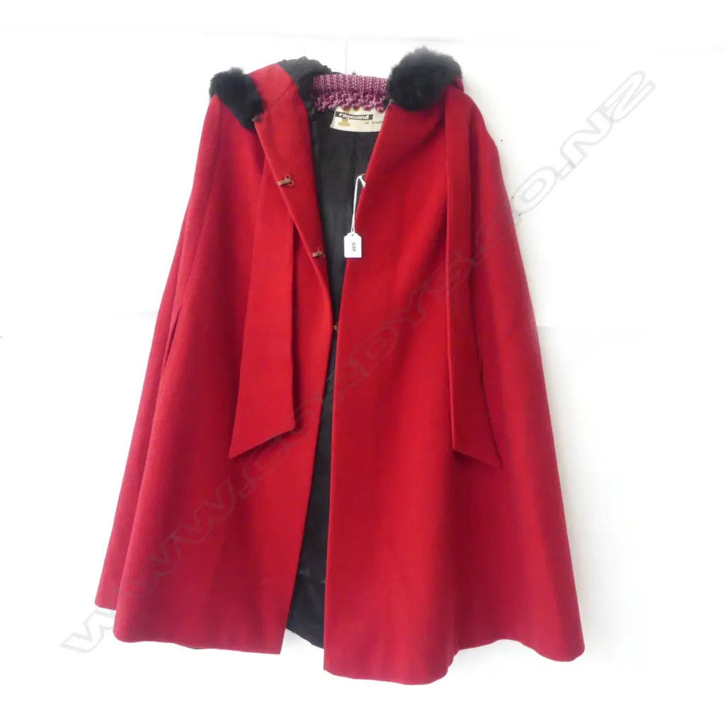 VINTAGE RED FELT RAYMOND OF LONDON LADYS BLACK FUR TRIMMED HOODED CAPE Image 1++