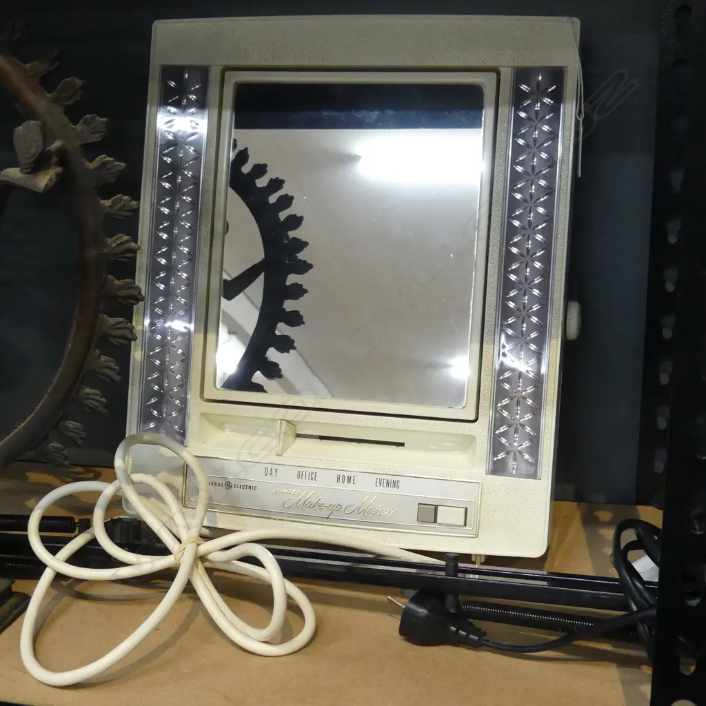 VINTAGE GE LIGHTED MAKE-UP MIRROR 340x290mm Image 1++