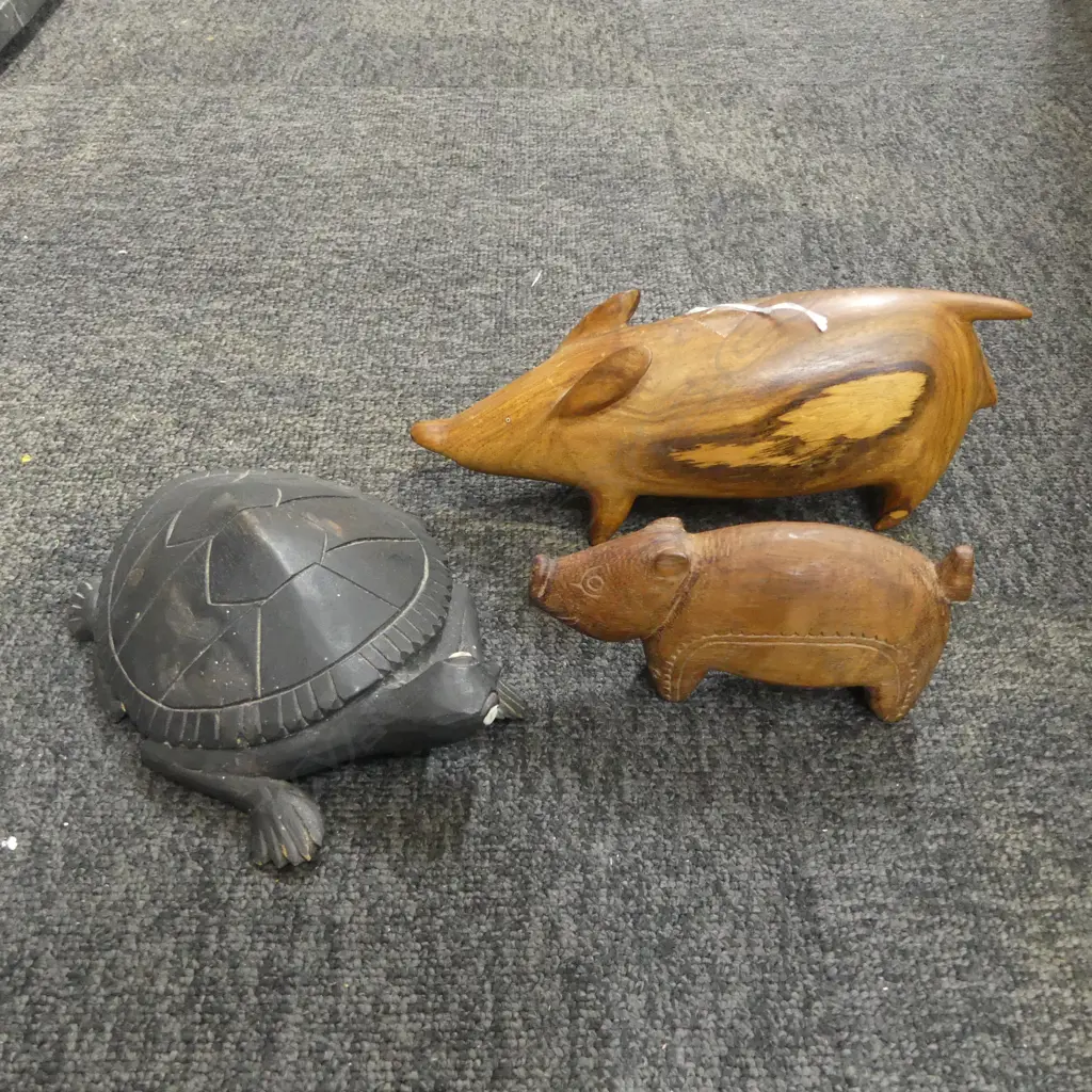 3 CARVED WOODEN ANIMALS, 2 PIGS & TURTLE L.245mm Image 1++