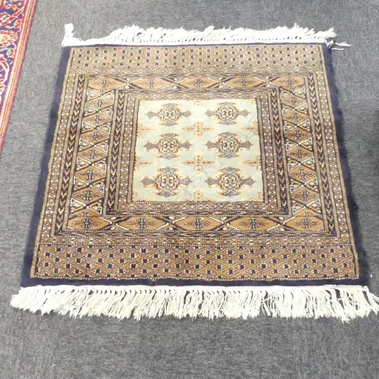 SMALL HAND KNOTTED WOOL PILE RUG 760x790mm