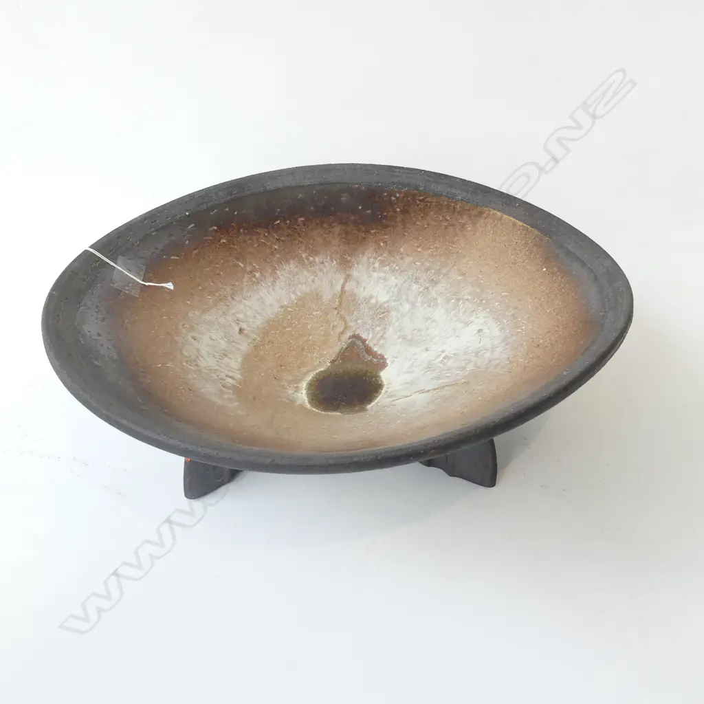 LG STUDIO POTTERY FOOTED BOWL 450mm dia Image 1++