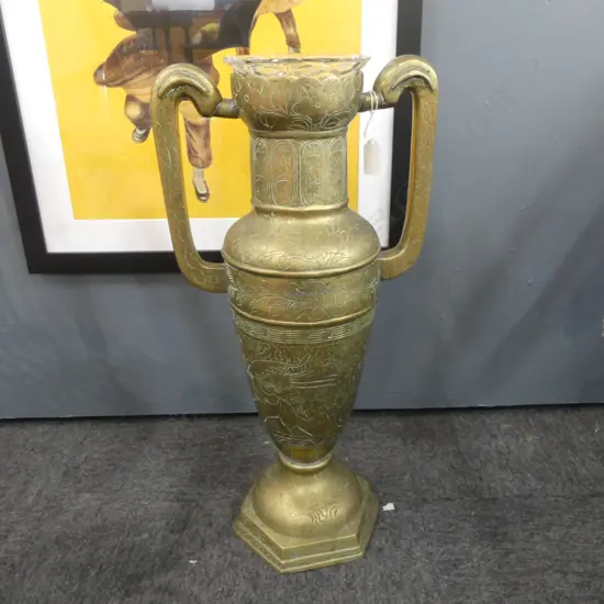 LG BRASS VASE ENGRAVED w. DRAGONS & FLOWERS H.555mm
