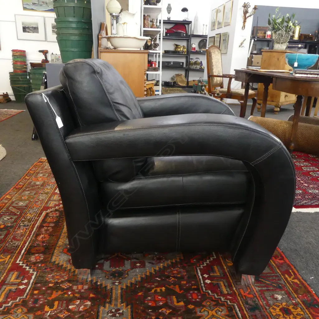 CONTEMPORARY BLACK LEATHER ARMCHAIR Image 1++