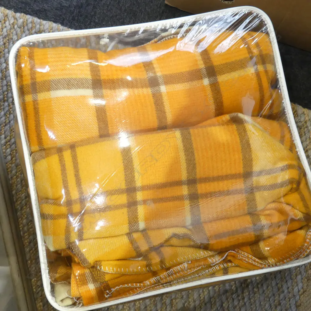 3 ORANGE WOOL BLANKETS Image 1++