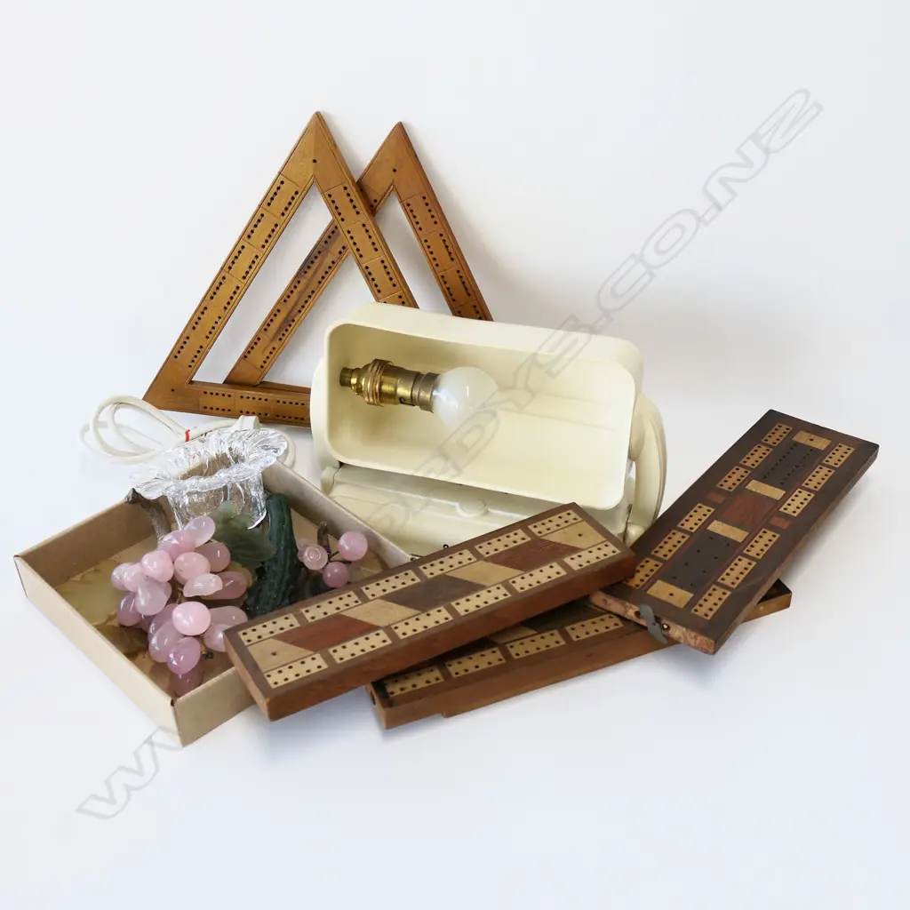 DECO BAKELITE LAMP, VINTAGE CRIBBAGE BOARDS, 1970s GLASS BOWL & JADE & ROSE QUARTZ GRAPES ETC Image 1++