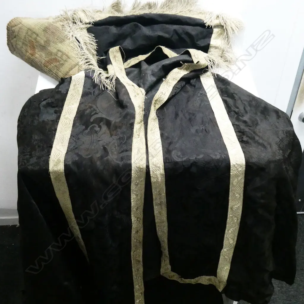 LG BLACK ROBE (FAULTS) + SMALL ALL WOOL RUG 450x415mm Image 1++