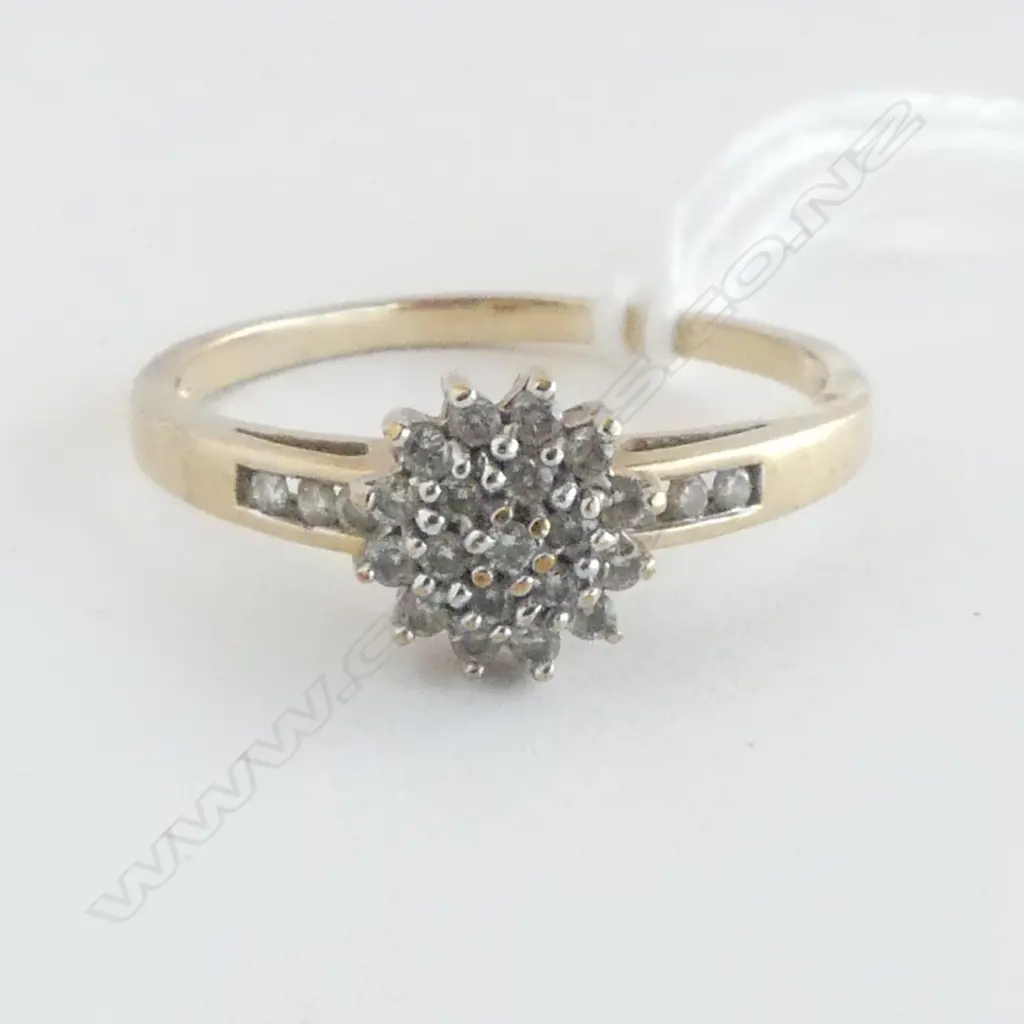 DIAMOND CLUSTER RING 9CT 2.3gms SIZE U Image 1++