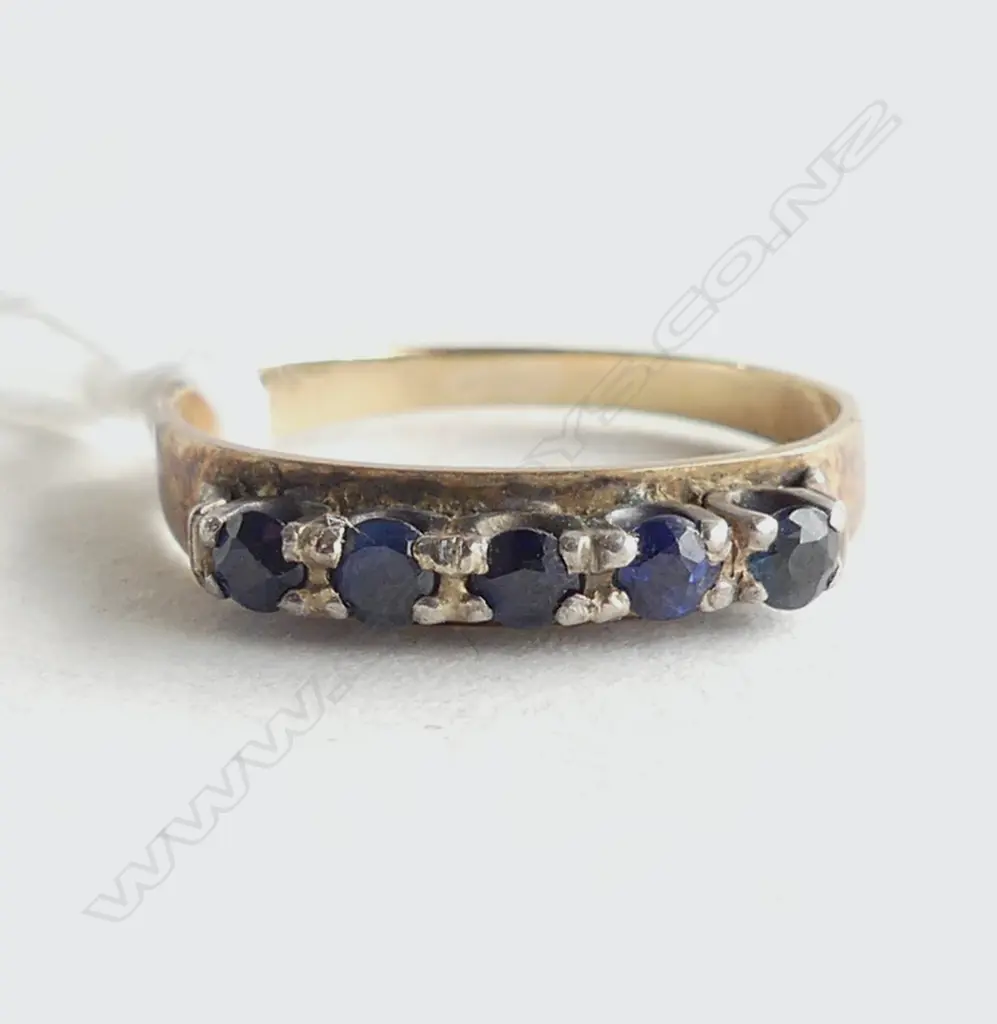 9ct YELLOW GOLD RING  with 5 BLUE SAPPHIRES STONES 1.77gms SIZE N Image 1++