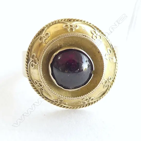 9CT ETRUSCAN STYLE RING 4.4gms SIZE N