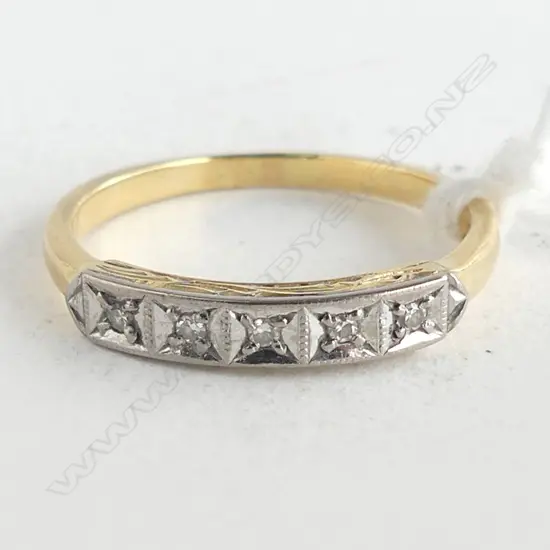 18CT GOLD 5 DIAMOND BAND RING 2.2gms illusion set SIZE M