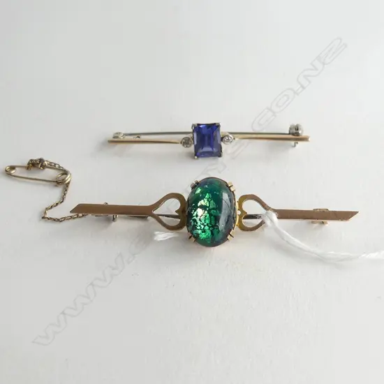 2 BAR BROOCHES, 9CT 5.3gms & 18CT 2.2gms