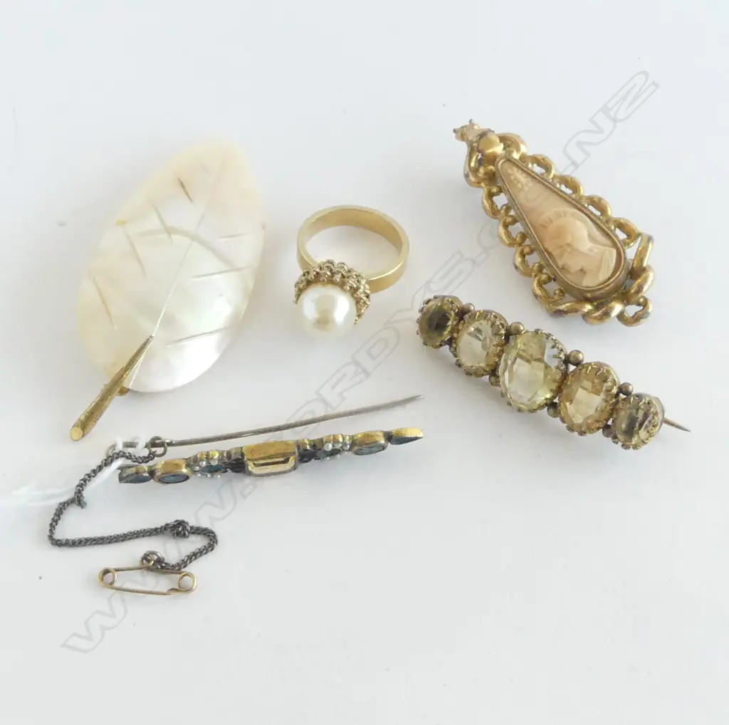 4 COSTUME BROOCHES & PEARL RING Image 1++