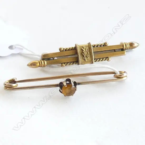 2 BAR BROOCHES; 15CT 2.7gms & 9CT 2.1gms