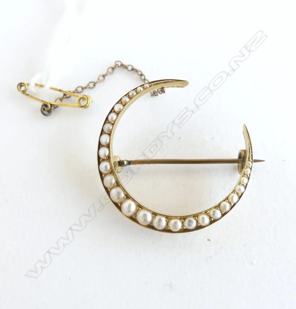 A Victorian 15ct. yellow gold crescent and seed pearl brooch 5.63gms Image 1++