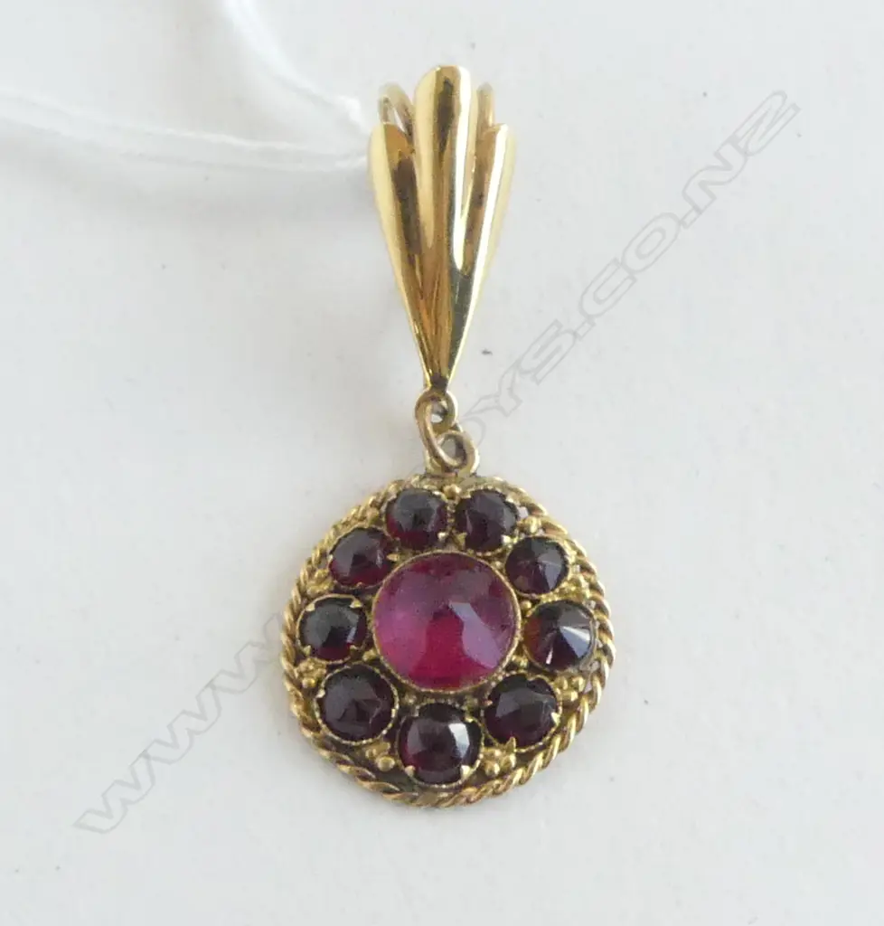 14CT GOLD  GARNET ? PENDANT 6.2G TOTAL WEIGHT Image 1++