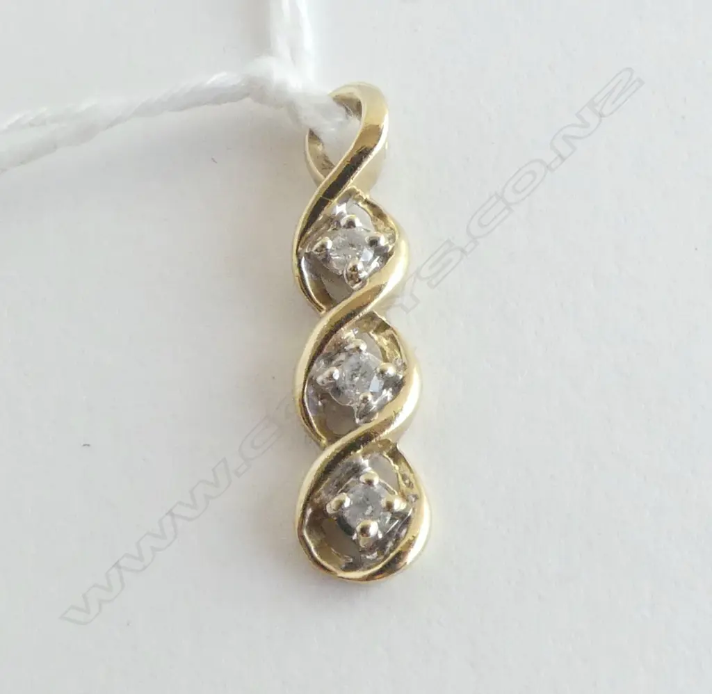 10CT GOLD  THREE STONE DIAMOND PENDANT Image 1++