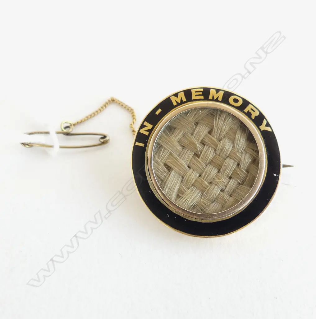 9ct ENAMEL MEMORY BROOCH WITH WOVEN HAIR. 5.5gms Image 1++