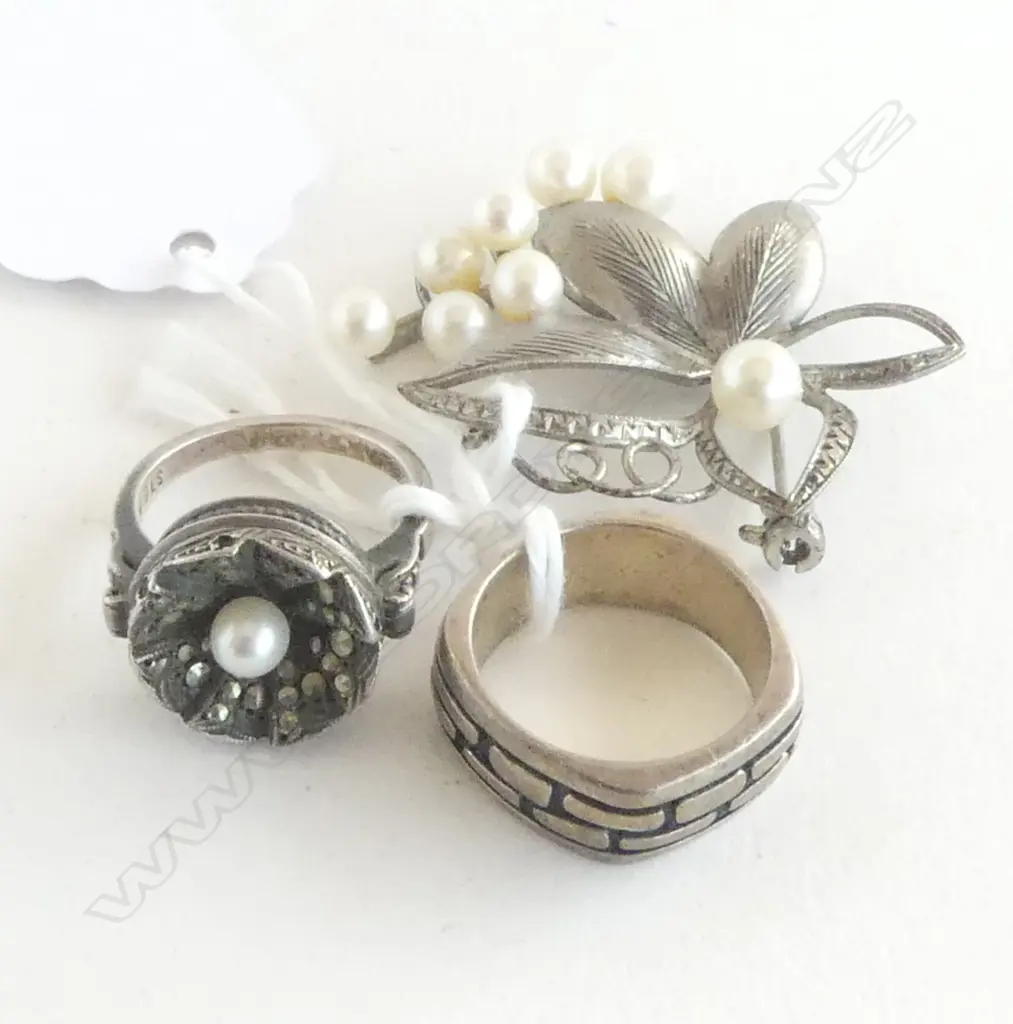 2 SILVER RINGS & SILVER & PEARL BROOCH  SIZE L FOR BOTH RINGS Image 1++