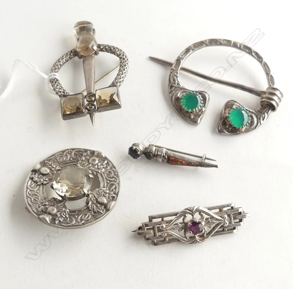 5 CELTIC SILVER BROOCHES  Image 1++