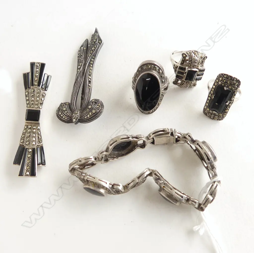 6 PCES DECO STG, ONYX & MARCASITE JEWELLERY; 3 RINGS, 2 BROOCHES, BRACELET Image 1++