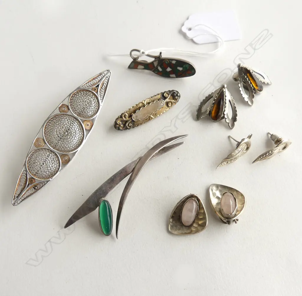 7 PCES STG JEWELLERY; 3 PRS EARRINGS, 4 BROOCHES Image 1++