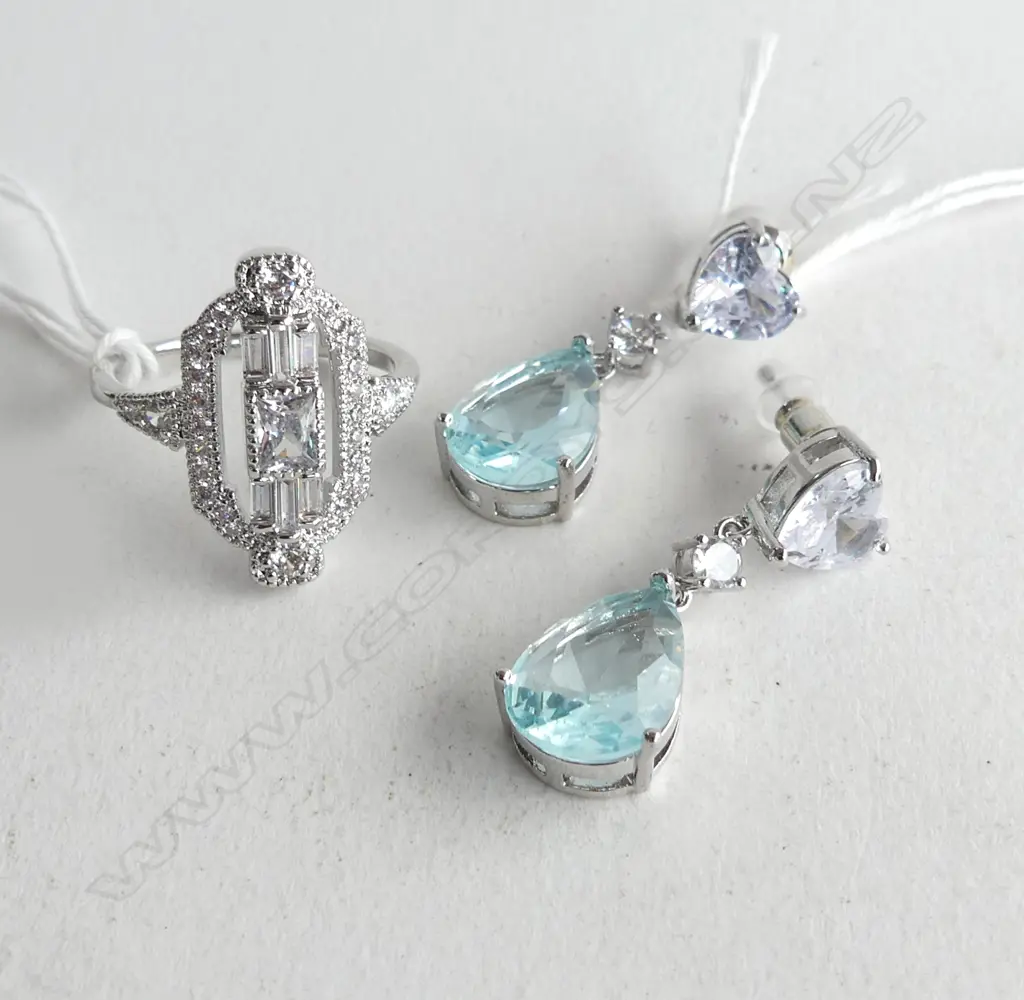 PR COSTUME PALE BLUE DROP EARRINGS & DECO LOOK RING. SIZE S   Image 1++