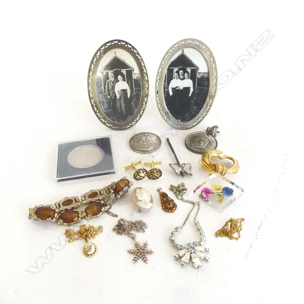 PR EP PHOTO FRAMES, COSTUME JEWELLERY & COINS INCL. 1895 VEILED CROWN Image 1++