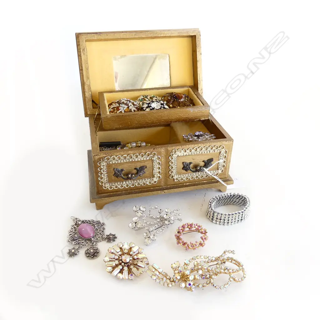 MUSICAL JEWELLERY BOX/ DIAMANTE & COSTUME JEWELLERY PLUS 9CT ETURNITY RING 1.8 GMS Image 1++
