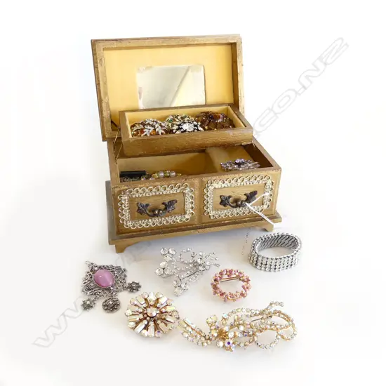 MUSICAL JEWELLERY BOX/ DIAMANTE & COSTUME JEWELLERY PLUS 9CT ETURNITY RING 1.8 GMS