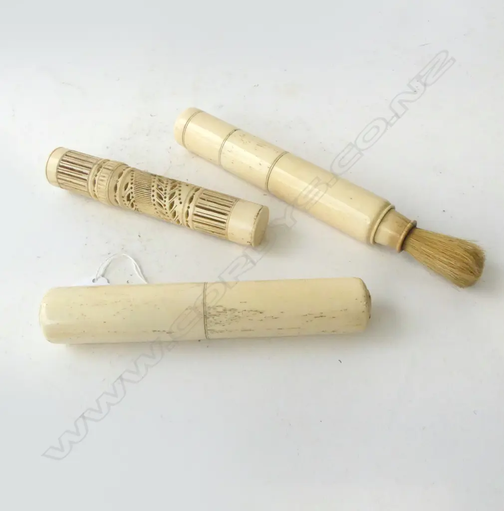 3 BONE PCES; CALLIGRAPHY BRUSH, CRICKET CAGE, CONTAINER L.215mm Image 1++