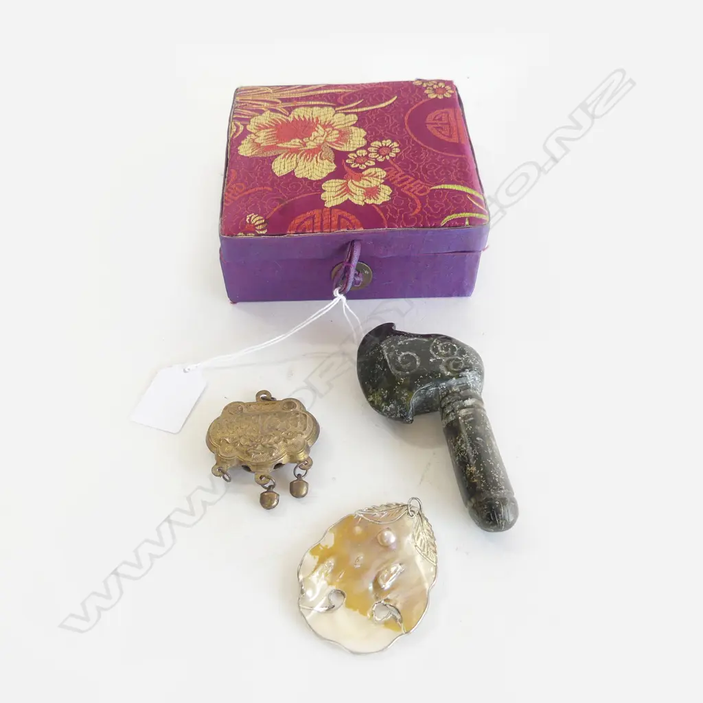 3 ORIENTAL PCES; 2 PENDANTS + CARVED STONE AXE H.105mm, BOXED Image 1++