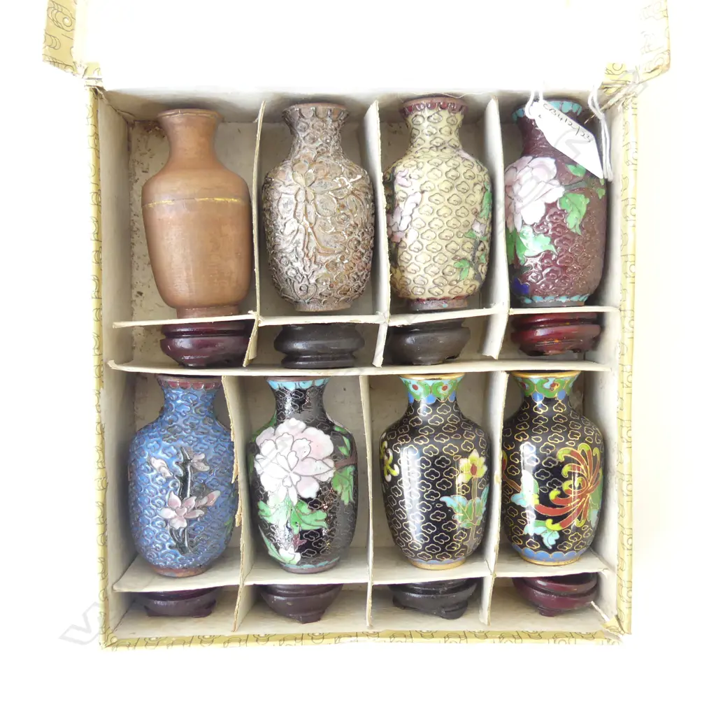 8 VASES SHOWING THE PROCESS OF MAKING CLOISONNE STEPS 1-8 IN BOX WITH STANDS, L.210MM (BOX) Image 1++