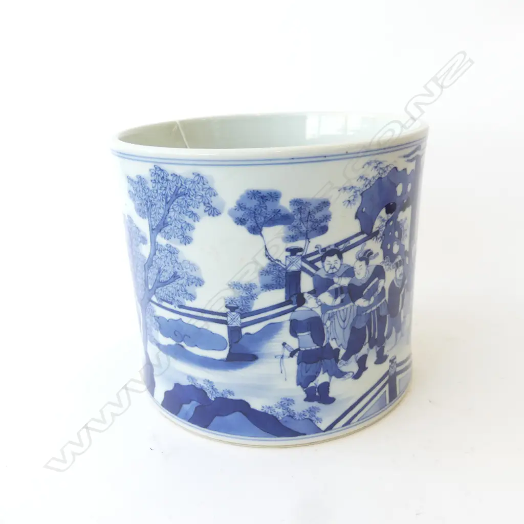 CHINESE BLUE & WHITE LGE BRUSH POT encircling court scene. Dia.195mm. H.170mm Image 1++