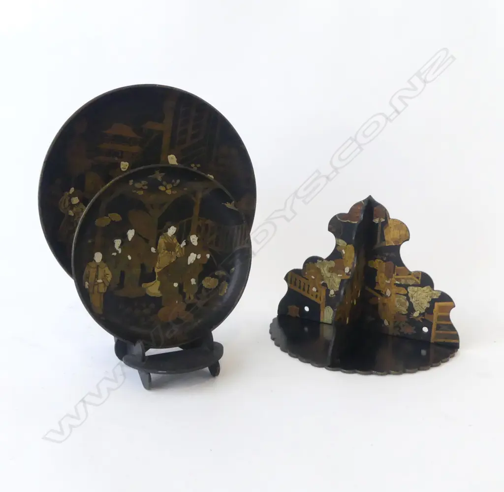 2 JAPANESE LACQUER PLATES 260mm dia ON STAND + WALL BRACKET SHELF Image 1++