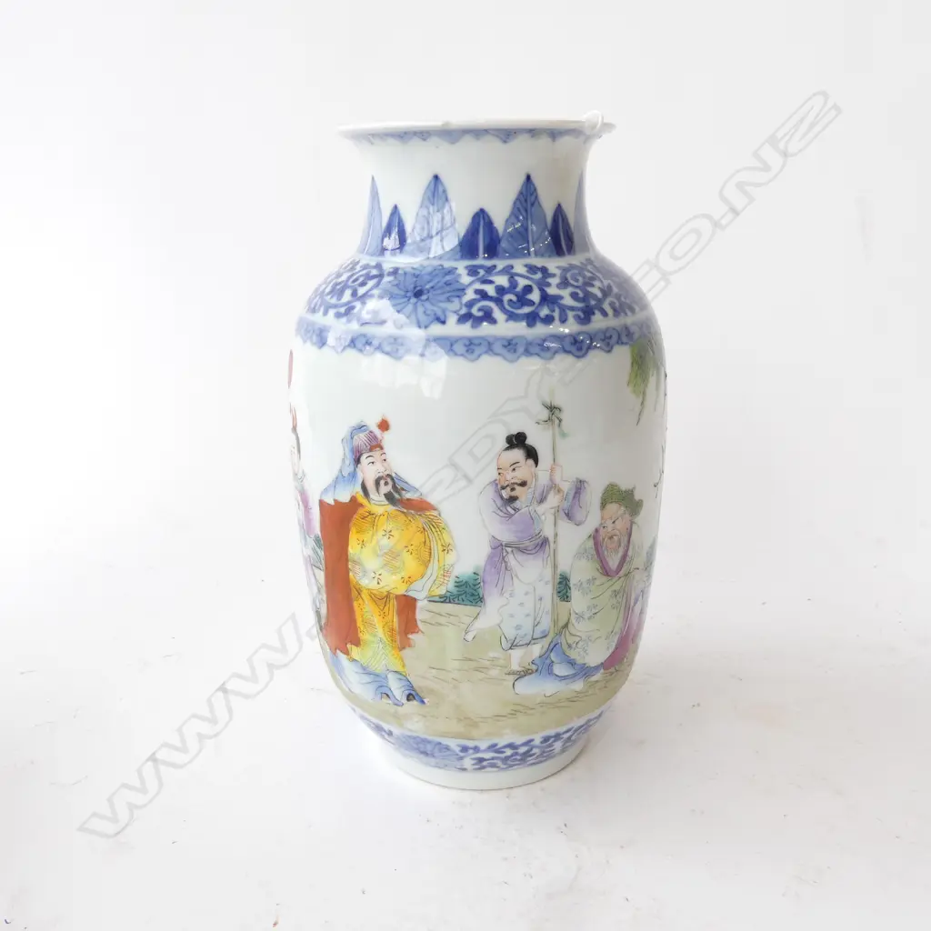 CHINESE VASE DECORATED w. 4 FIGURES (chip to rim) H.225mm Image 1++