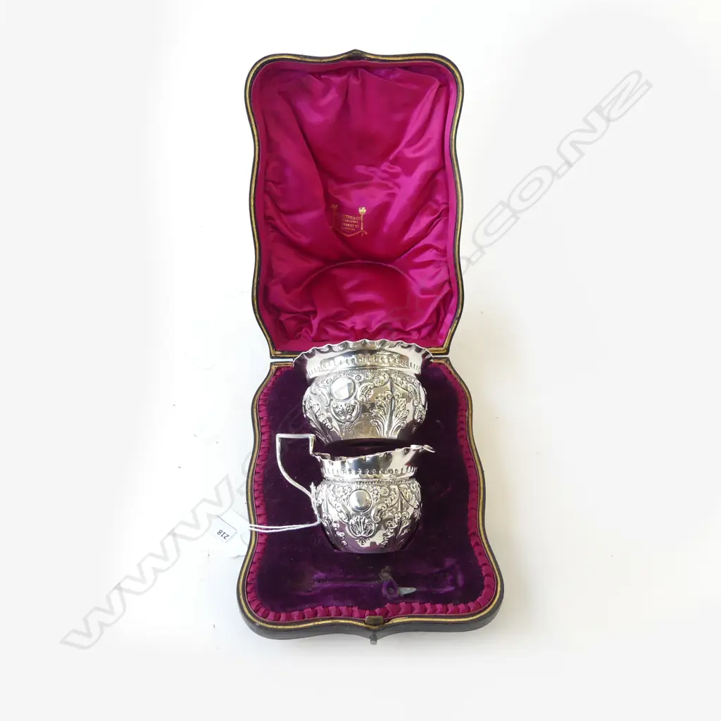 LONDON 1920 SILVER CREAM & SUGAR embossed original case 140gms Image 1++