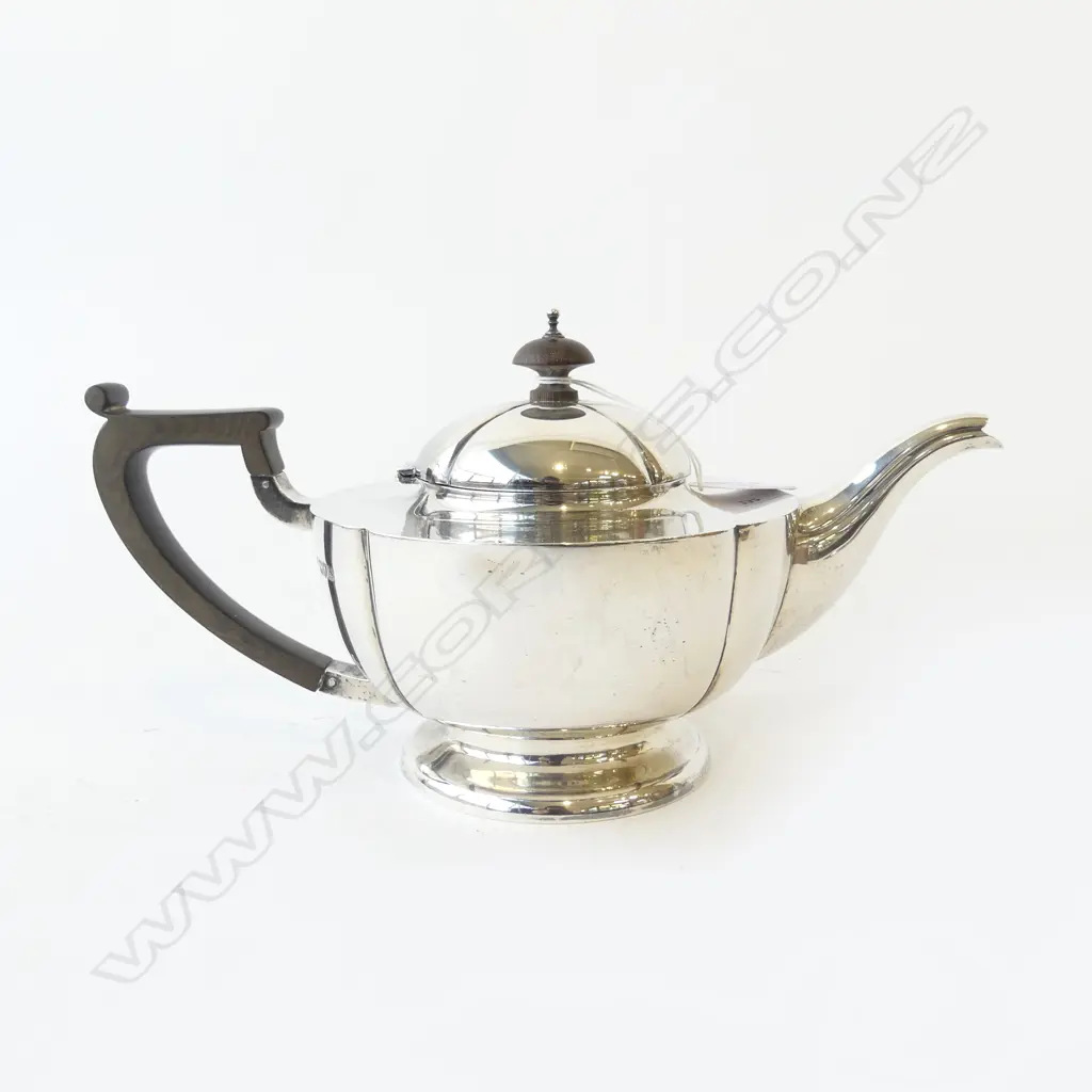 SILVER TEAPOT London 1913. Plain lobed body 681gms Image 1++