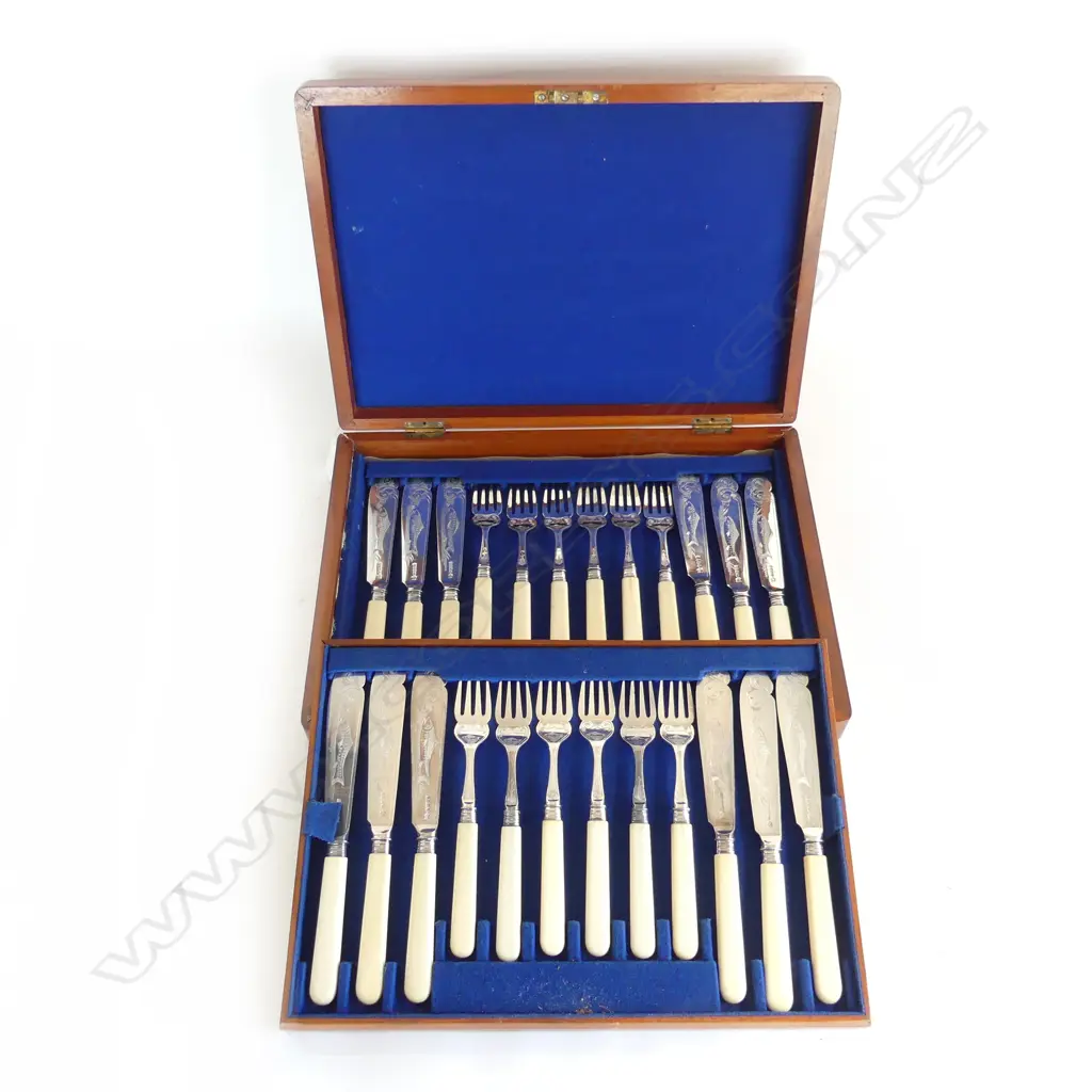 12 PLACE MAHOGANY CASED FISH SET, ENGRAVED FISH ON BLADES, BB & CO, B'HAM Image 1++