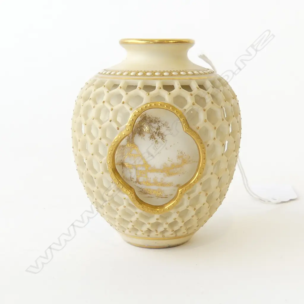 HIGHLY RETICULATED WORCESTER VASE ,THREE VIGNETTES INSIDE QUATRAFOIL OPENINGS. 1918. H.80mm Image 1++