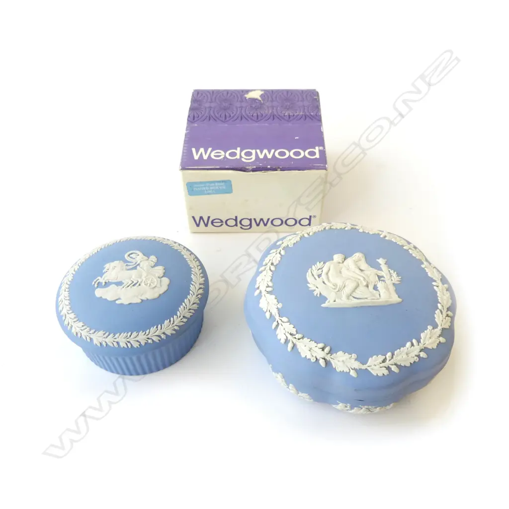 TWO WEDGWOOD JASPER WARE TRINKET BOXES, ONE IN ORIGINAL BOX, D.130MM, D.90MM Image 1++