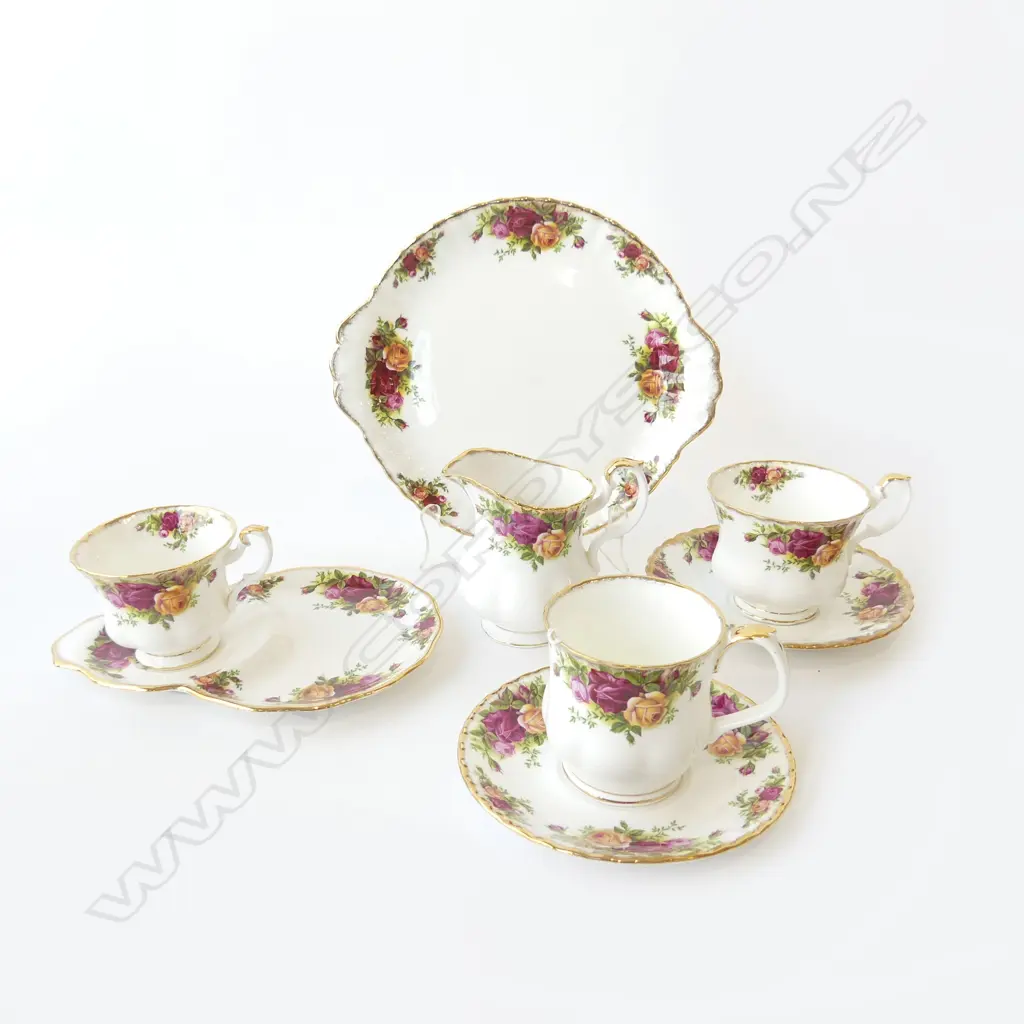 ROYAL ALBERT OLD COUNTRY ROSES – TWO LARGE BREAKFAST CUPS & SAUCERS, CAKE PLATE, JUG & TENNIS SET Image 1++