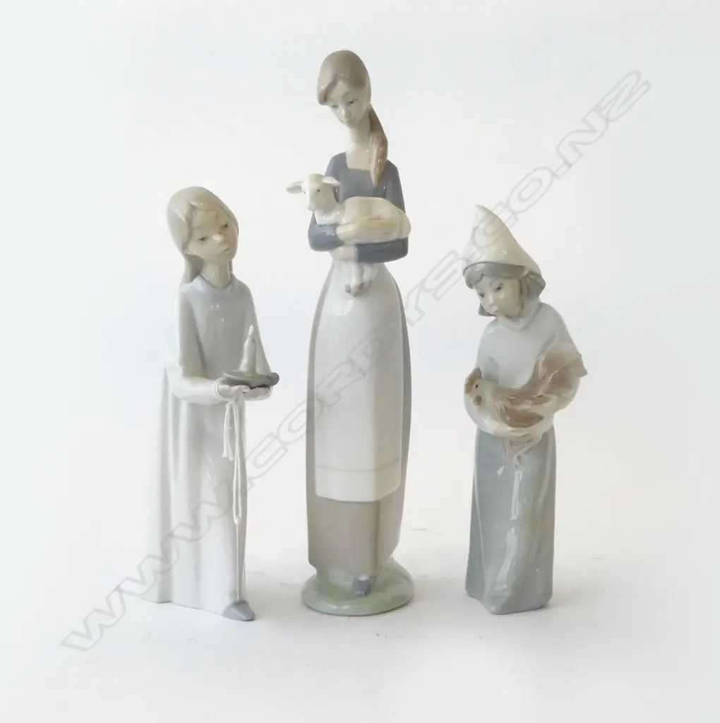 2 PCES LLADRO + NAO CANDLE GIRL H.265mm Image 1++