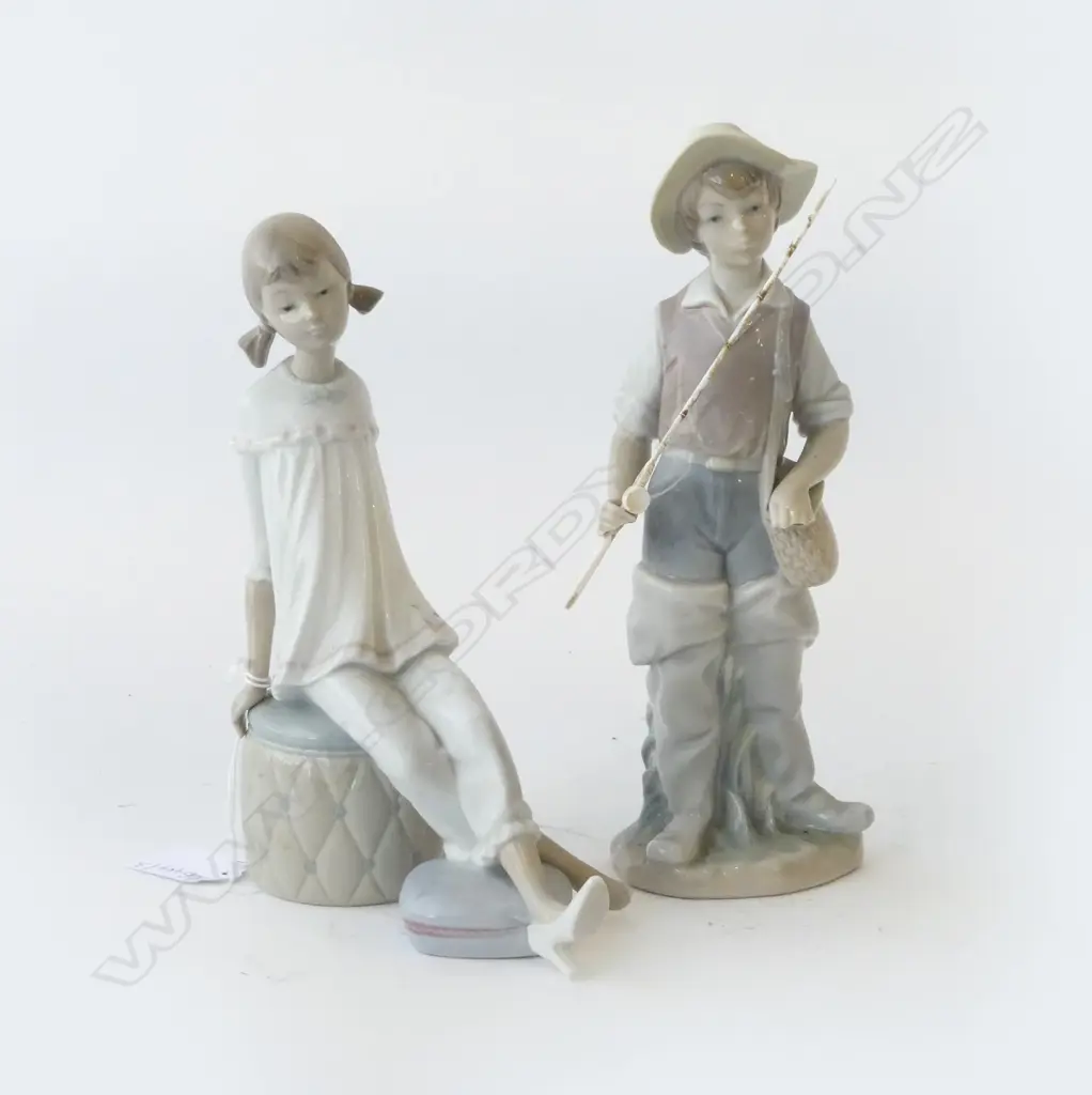2 PCES LLADRO; FISHING BOY H.215mm & SEATED GIRL Image 1++