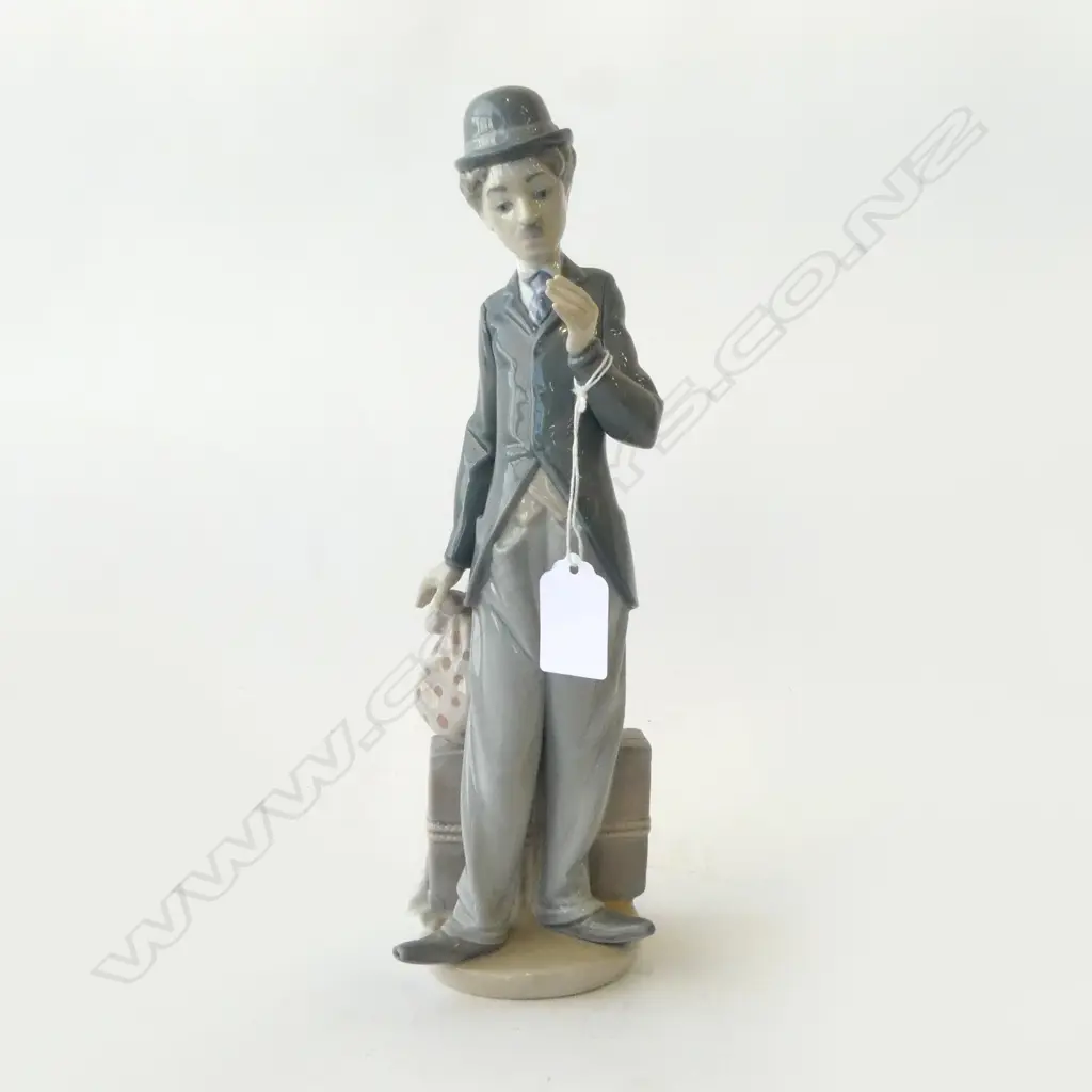 LLADRO #5233 'CHARLIE THE TRAMP' H.275mm (FLOWER MISSING) Image 1++