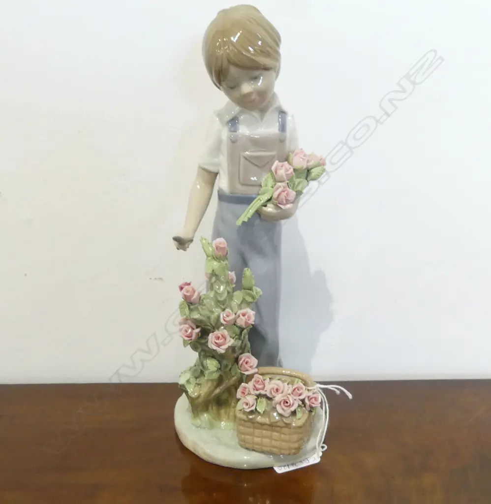 LLADRO BOY w. ROSES H.260mm (2 MISSING) Image 1++