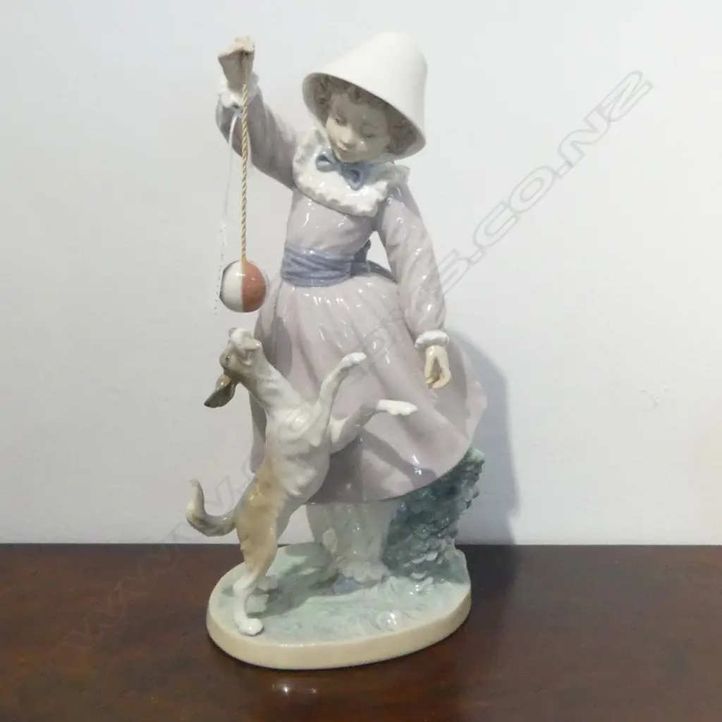LLADRO WOMAN w. DOG & BALL ON ROPE H.260mm Image 1++